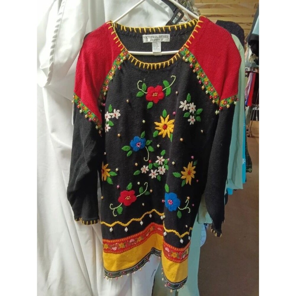 NW-1 Victoria Jones Christmas sweater